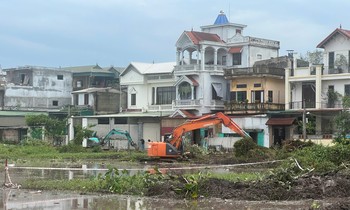  Bờ kè sông Hiếu mới bàn giao chưa đầy tháng đã nứt dài 60m 第12张