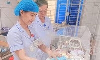  Bé sơ sinh còn nguyên dây rốn bị bỏ rơi trước cổng nhà dân trong đêm 