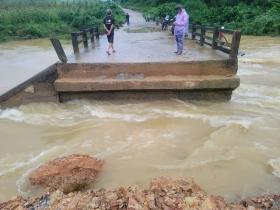  Lũ làm gãy đứt, trôi đoạn cầu Bến Nhạ ở Thanh Hóa 