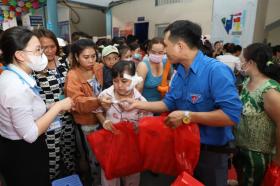  Đón nhận quà của báo Tiền Phong, bệnh nhi mong &apos;sớm khỏi để về nhà khoe với các bạn&apos; 第11张