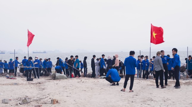  Hàng vạn thanh niên Hạ Long ra quân làm sạch môi trường 第7张