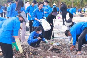  Hàng vạn thanh niên Hạ Long ra quân làm sạch môi trường 第11张