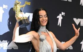 Màn đu người trên không mãn nhãn của Katy Perry tại lễ trao giải VMAs 2024