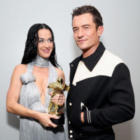 Màn đu người trên không mãn nhãn của Katy Perry tại lễ trao giải VMAs 2024