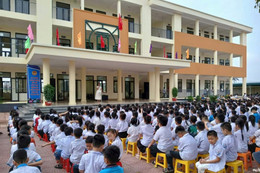 Học sinh ở Hà Nội ngã từ tầng 2 xuống sân trường