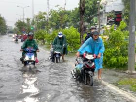  Hành động đẹp của bộ đội khi TP Rạch Giá chìm trong biển nước 第2张