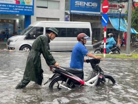  Hành động đẹp của bộ đội khi TP Rạch Giá chìm trong biển nước