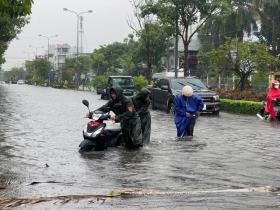  Hành động đẹp của bộ đội khi TP Rạch Giá chìm trong biển nước