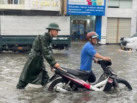  Hành động đẹp của bộ đội khi TP Rạch Giá chìm trong biển nước