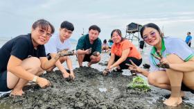 Hội Nông dân TP.Hồ Chí Minh giúp sinh viên Lào, Campuchia trải nghiệm một ngày làm nông dân ở Cần Giờ