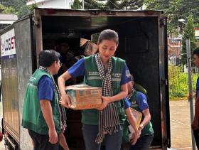 Thùy Tiên, Kỳ Duyên, Bảo Ngọc về vùng bão lũ thu hoạch lúa, sửa chữa nhà giúp dân