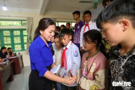 Học sinh vùng lũ Cao Bằng: 'Tiền này em đưa bố mẹ mua sách vở, dựng lại nhà'