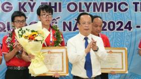  Hà Nội đón và tặng giấy khen cho học sinh đoạt Huy chương Olympic quốc tế tại sân bay Nội Bài 