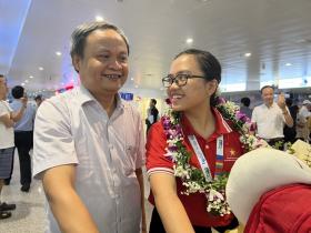  Hà Nội đón và tặng giấy khen cho học sinh đoạt Huy chương Olympic quốc tế tại sân bay Nội Bài 