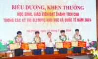  Hà Nội đón và tặng giấy khen cho học sinh đoạt Huy chương Olympic quốc tế tại sân bay Bài 第5张