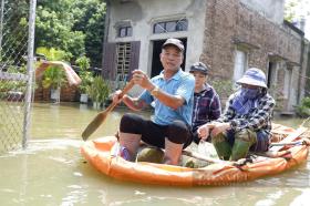 Chiếc thuyền nan 45 tuổi và &quot;người lái đò&quot; bền bỉ tại rốn lũ Chương Mỹ  第4张