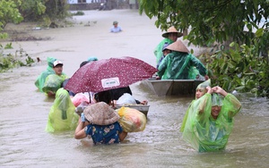 Chiếc thuyền nan 45 tuổi và &quot;người lái đò&quot; bền bỉ tại rốn lũ Chương Mỹ  第6张