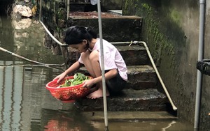 Chiếc thuyền nan 45 tuổi và &quot;người lái đò&quot; bền bỉ tại rốn lũ Chương Mỹ  第8张