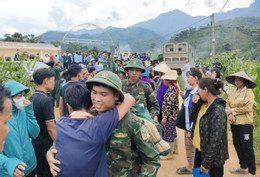 Lào Cai tiếp tục sạt lở, 60.000m3 đất chia cắt tỉnh lộ nối 2 huyện  第3张