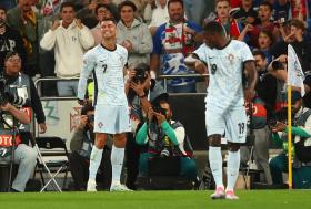  Ronaldo bùng nổ bàn thắng thứ 900, Bồ Đào Nha á quân Nations League 第3张