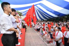 Lễ khai giảng tại ngôi trường đặc biệt nhất Hà Nội: Học sinh dùng tay &quot;hát&quot; Quốc ca