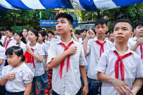 Lễ khai giảng tại ngôi trường đặc biệt nhất Hà Nội: Học sinh dùng tay &quot;hát&quot; Quốc ca  第2张