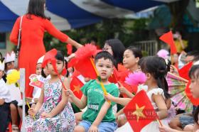 Lễ khai giảng tại ngôi trường đặc biệt nhất Hà Nội: Học sinh dùng tay &quot;hát&quot; Quốc ca  第7张