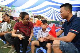 Lễ khai giảng tại ngôi trường đặc biệt nhất Hà Nội: Học sinh dùng tay &quot;hát&quot; Quốc ca  第8张