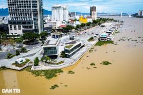 Sau mưa lớn, bờ biển Đà Nẵng ngập rác lẫn kim tiêm  第11张