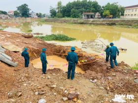 Đang thi công kè chống sạt lở thì phát hiện quả bom 350kg  第2张