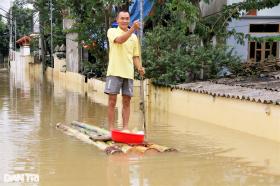 Cảnh sống trên thuyền, ngủ mái nhà ở &quot;rốn lũ&quot; sông Hoàng Long  第7张