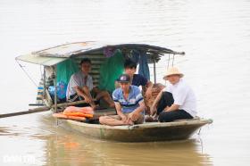 Cảnh sống trên thuyền, ngủ mái nhà ở &quot;rốn lũ&quot; sông Hoàng Long  第11张