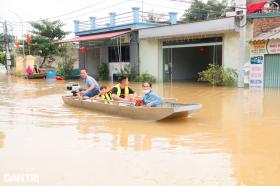 Cảnh sống trên thuyền, ngủ mái nhà ở &quot;rốn lũ&quot; sông Hoàng Long  第13张