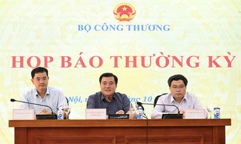  Thuyền chở 6 người bị lật giữa lòng hồ, một cô gái mất tích 第9张