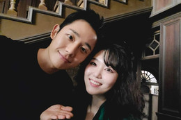 Hậu trường Jung Hae In chăm sóc Jung So Min đầy tình tứ, ngọt ngào 