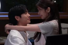 Hậu trường Jung Hae In chăm sóc Jung So Min đầy tình tứ, ngọt ngào 