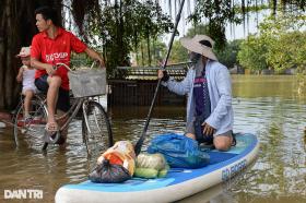 Hà Nội: Nước lũ dâng cao hơn 5m, người dân &quot;sơ tán&quot; đàn lợn lên tầng 3  第7张