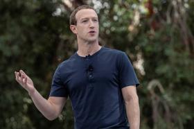 Mark Zuckerberg cân nhắc bán áo phông  第1张