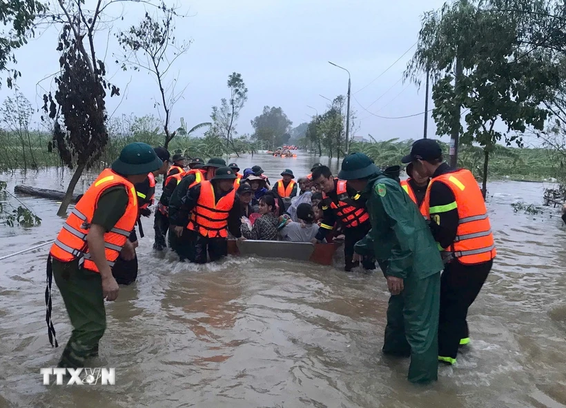  Hưng Yên: Những chiếc xuồng thắm tình quân dân nơi vùng ngập lũ 第1张