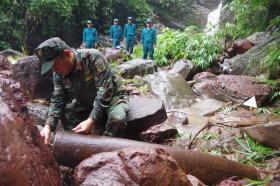 Di dời dân, chặn quốc lộ để hủy nổ quả bom từ trường gần cửa khẩu tế  第1张