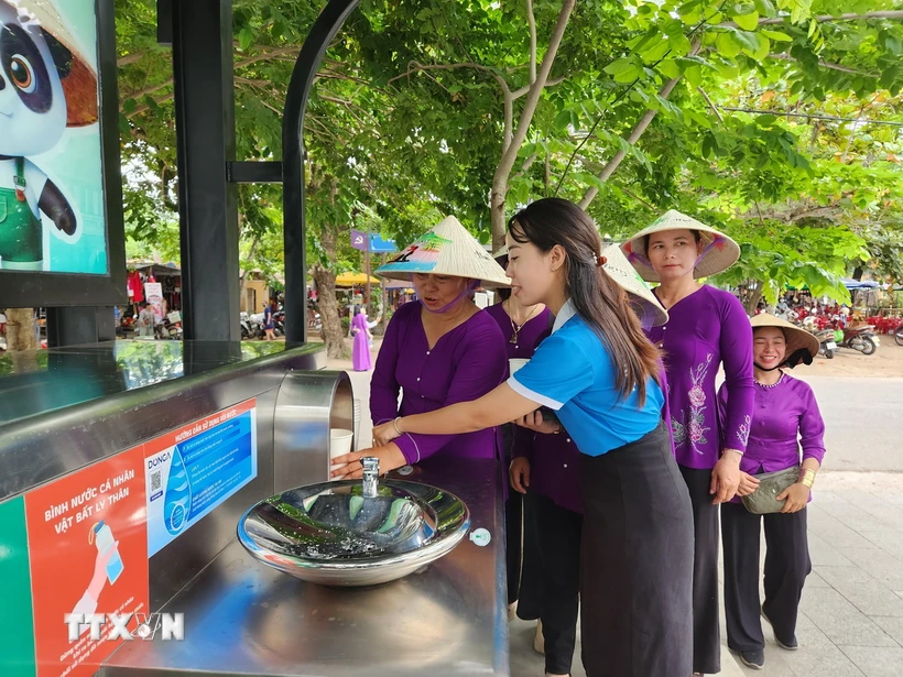  Vận hành nhiều trạm nhà chờ và máy cấp nước miễn phí tại các điểm du lịch ở Huế 