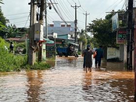  Vì sao hàng trăm hộ dân ở TP Biên Hòa ngập trong &apos;biển nước&apos;? 