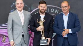 Messi nhận giải 'cầu thủ thành công nhất lịch sử'  第1张