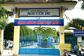 Bênh con, phụ huynh xông vào tận lớp đánh 2 học sinh